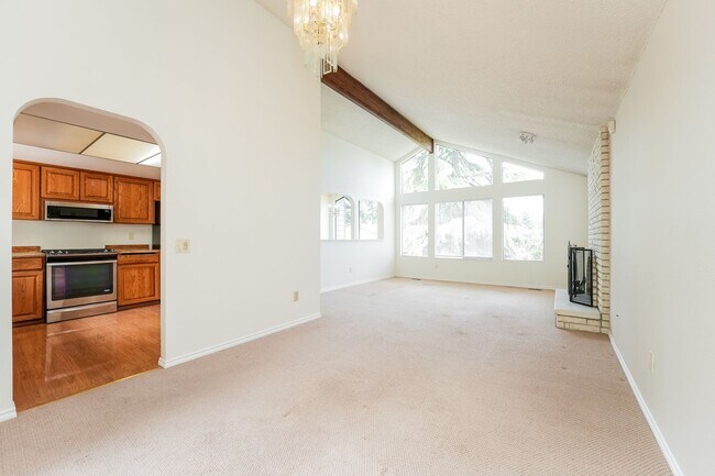 Building Photo - Charming 4 bed, 2.5 bath Lynnwood Home, $3...