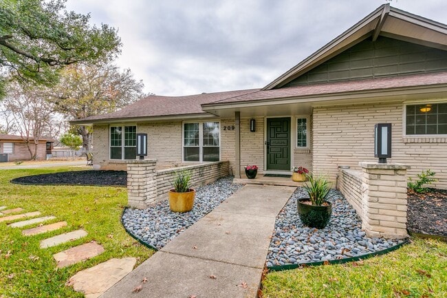 Building Photo - GORGEOUS, RENOVATED 4-BEDROOM HOME IN CASTLE HILLS