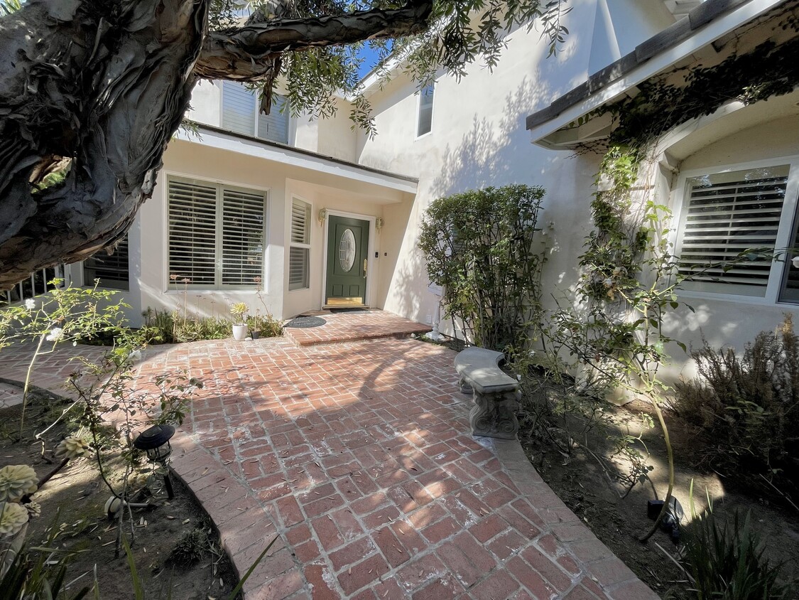 Foto principal - 5469 E Anaheim Rd