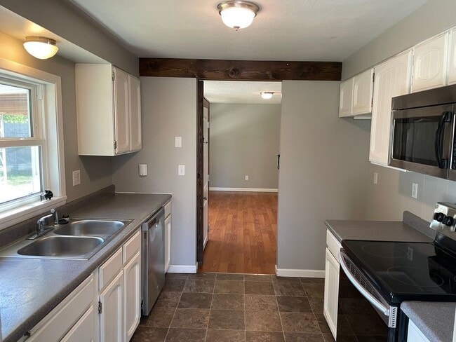 Building Photo - 3 Bedroom 2 Bathroom Home walking distance...