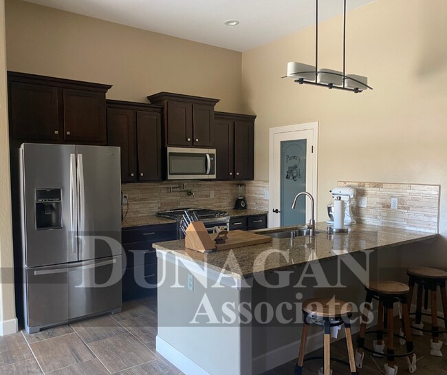 Foto del edificio - 3 Bedroom, 2 Bath - Partially Furnished!!!