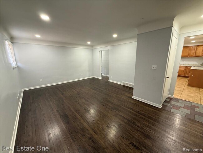 Foto del edificio - 8064 Whitefield St