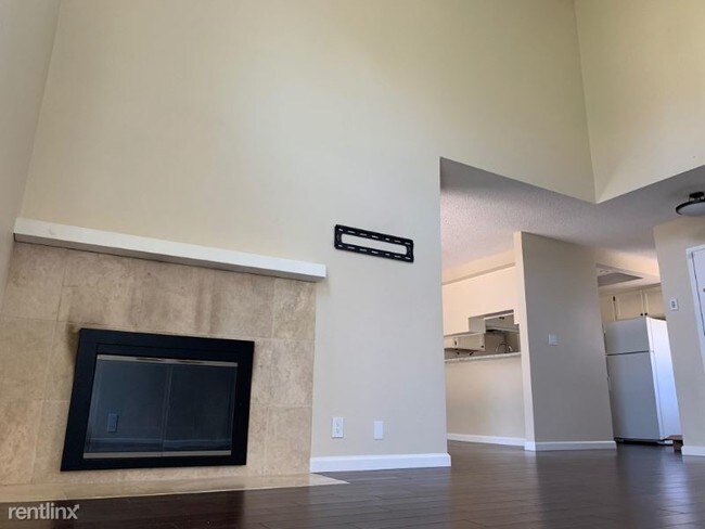 Building Photo - 3 br, 2.5 bath Apartment - 6284 El Paseo Dr