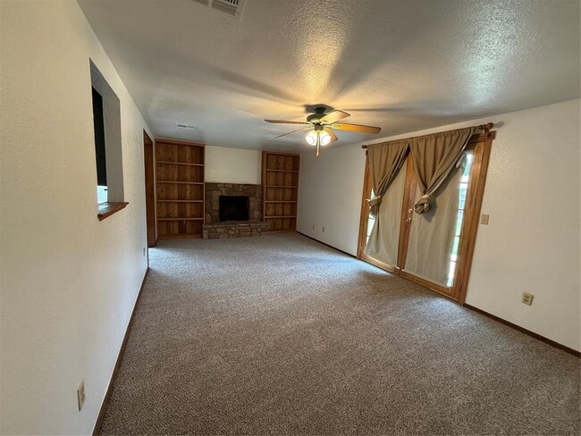 Building Photo - 1071 Raintree Mansion