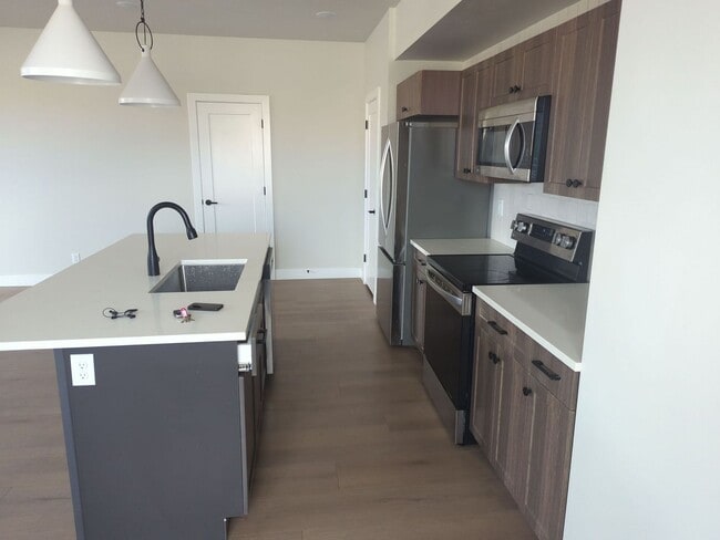 Building Photo - Spacious 4 Bedroom Townhome in Washington!