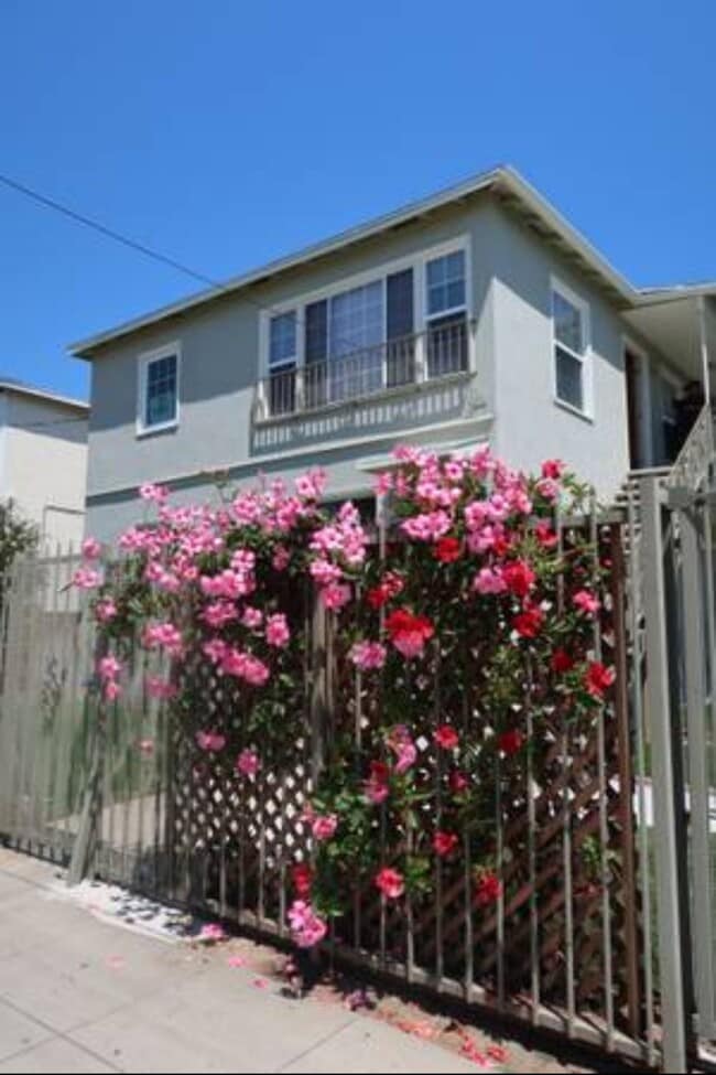 Building Photo - 530 N Van Ness Ave