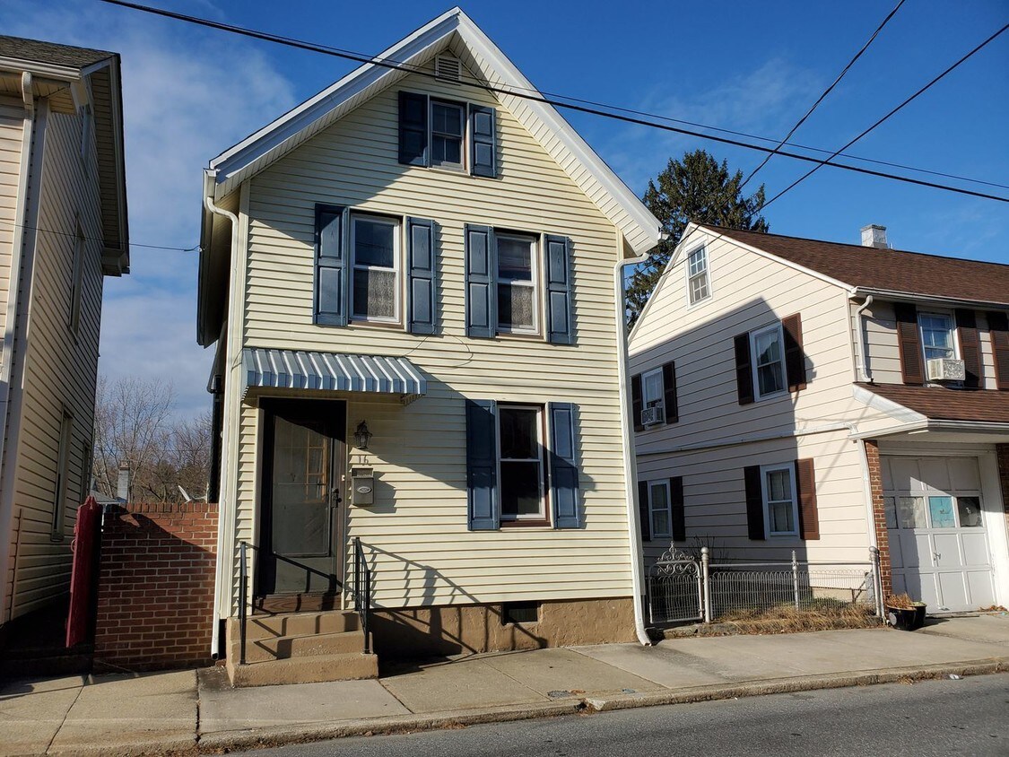 3 br, 1 bath House 16 West Gramby St. House Rental in Manheim, PA