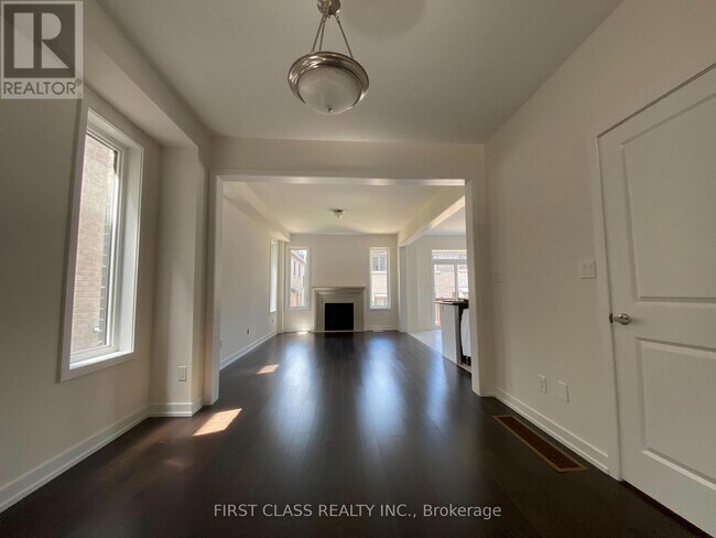 Building Photo - 52 Mallery St