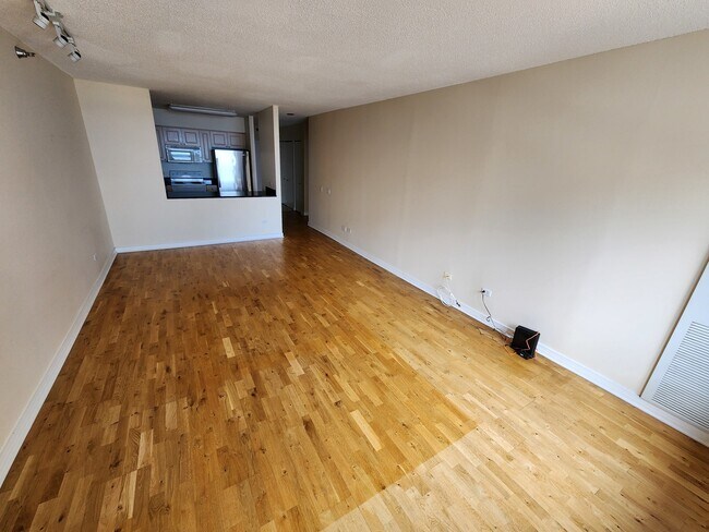 Building Photo - 512 N McClurg Ct