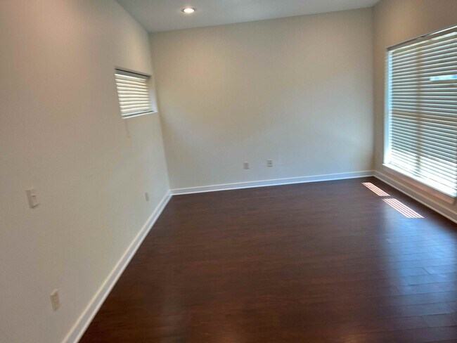 Foto del edificio - 719 N Oakland Ave