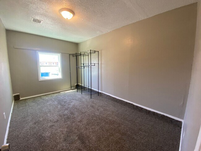 Building Photo - 5 Bedroom House Available in Midwest City