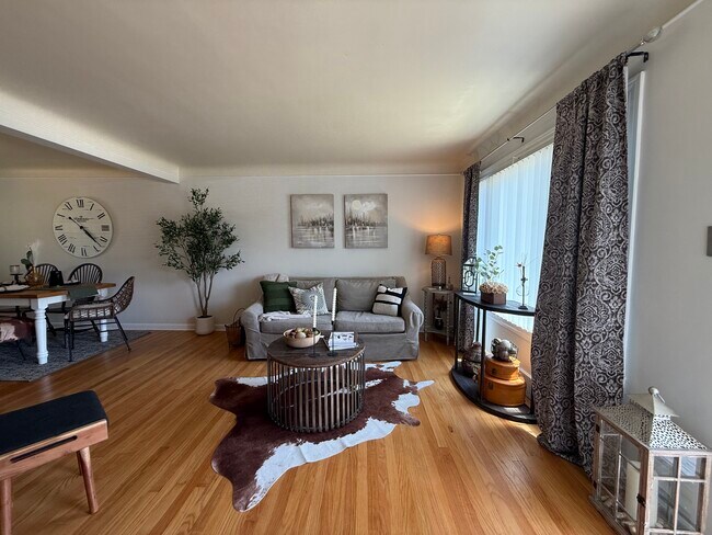 Foto del edificio - 2065 E Maple Rd