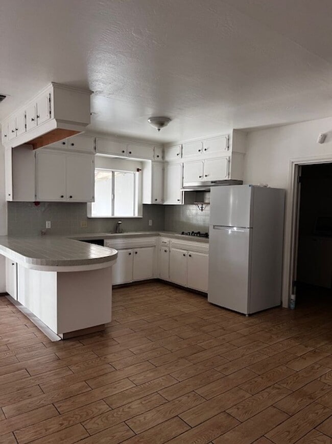 Building Photo - 4 BEDROOM HOME