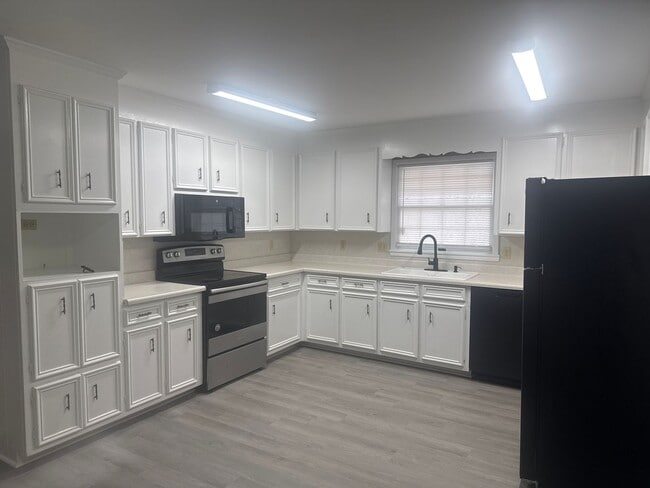 Building Photo - Large Family Home!!