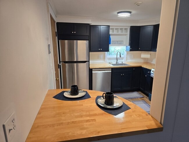 Building Photo - 862 Haverhill St