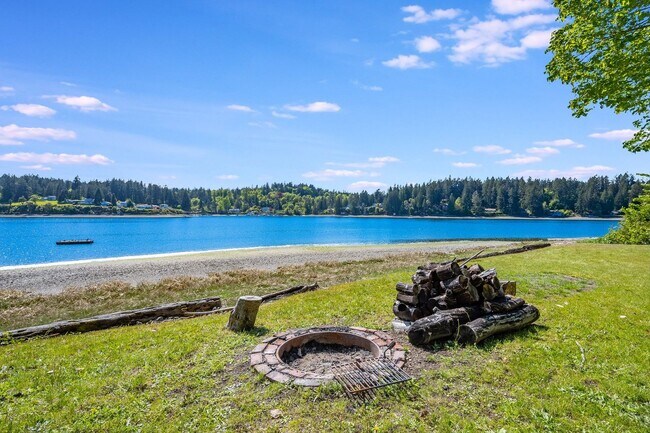 Foto del edificio - Waterfront Estate Looking for Long-Term Re...