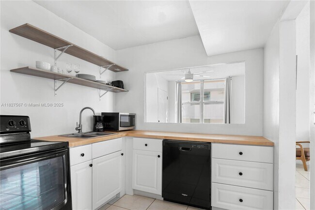 Foto del edificio - 9440 W Bay Harbor Dr