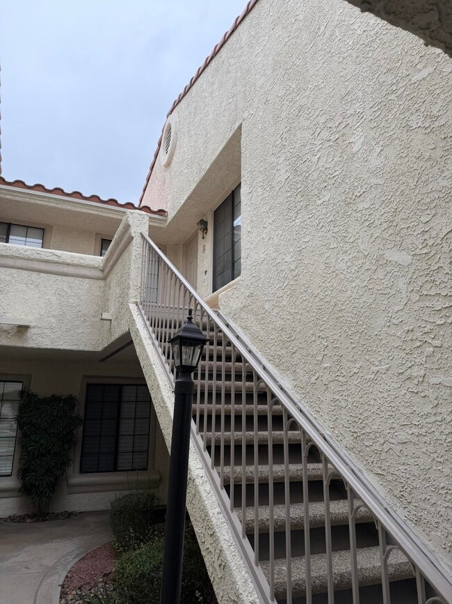 Building Photo - 2701 E Mesquite Ave