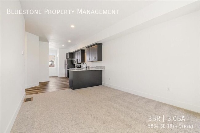 Foto del edificio - 5834 SE 18th St