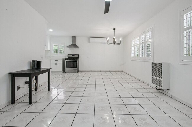Building Photo - 1431 Quesada Ave