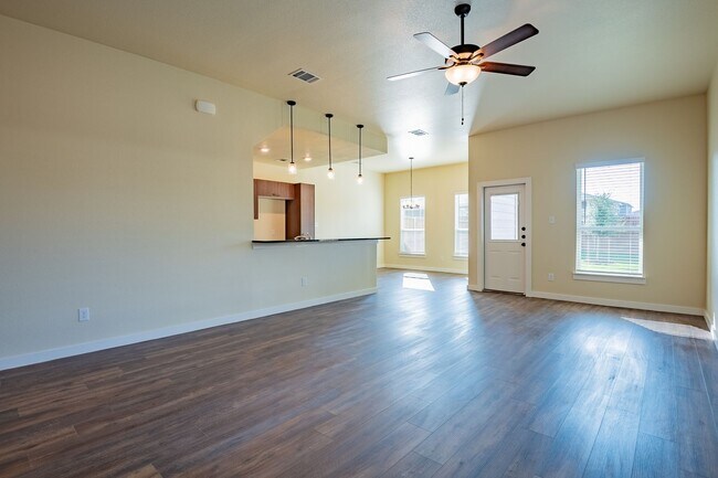 Foto del edificio - GORGEOUS 4 BEDROOM DUPLEX LOCATED IN MIDLO...