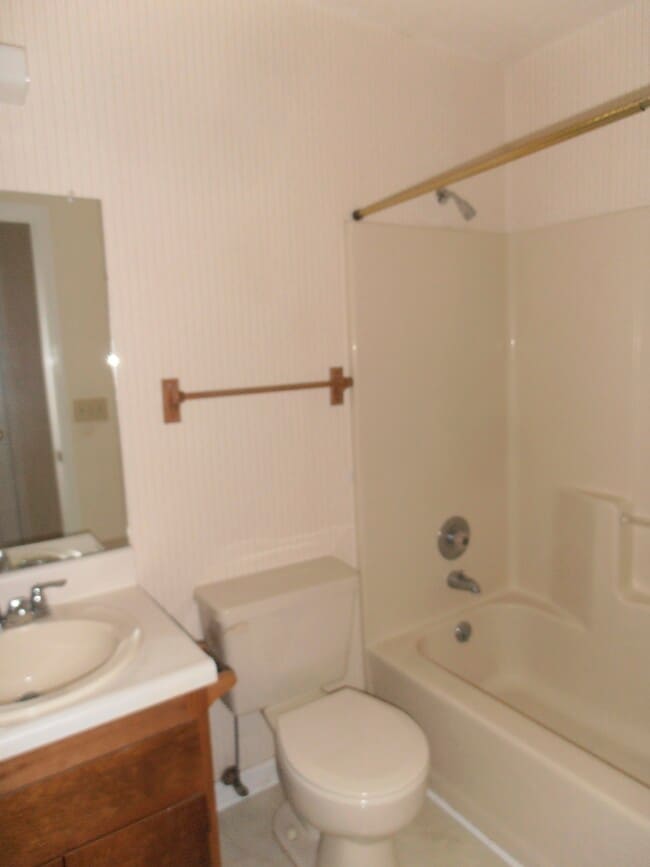 Building Photo - 604 Windcrest Dr