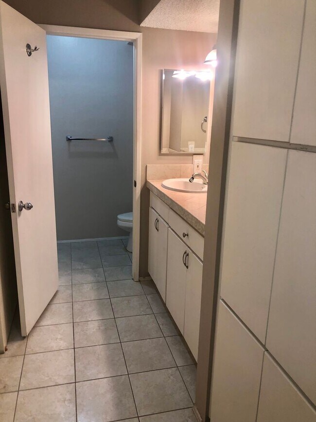 Building Photo - Central 2 Bed 2 Bath Condo College Area