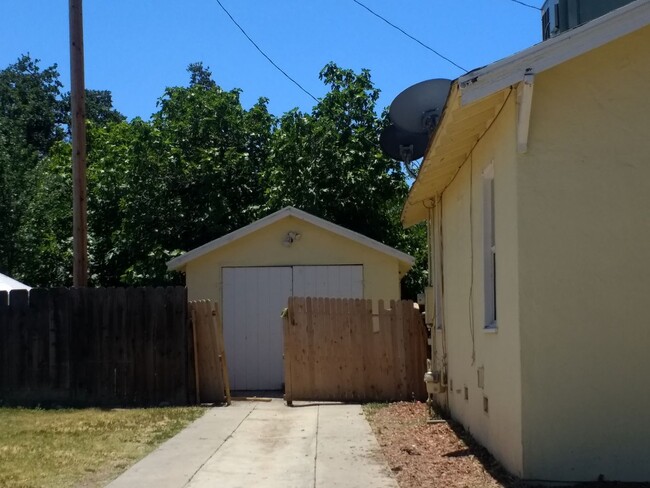 Building Photo - 2 Br 1 Ba available Now