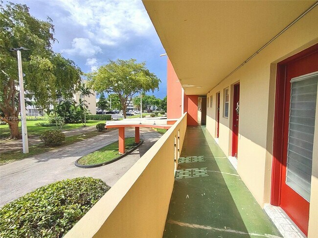 Foto del edificio - 1770 NE 191st St