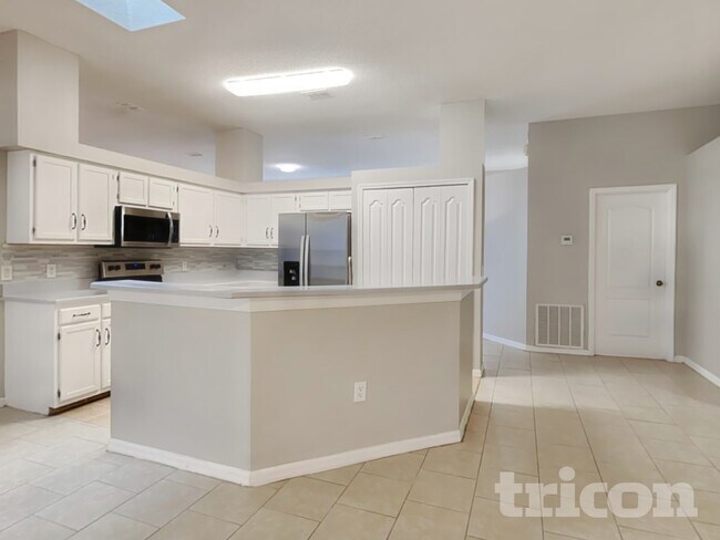 Building Photo - 250 Parkview Dr