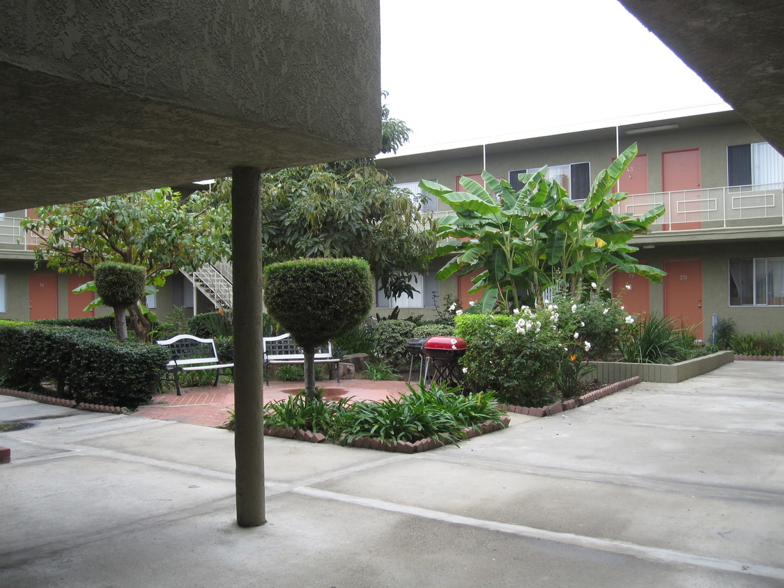 Courtyard - Pacific Gardens Apartments