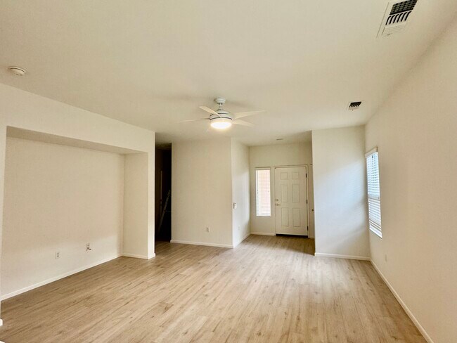 ENTRADA - 78686 Hampshire Ave