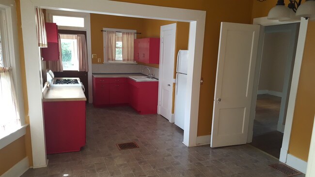 Coma In/Kitchen - 1449 Goddard Ave