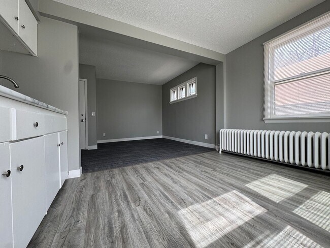 Foto del edificio - 1727 Reaney Ave E