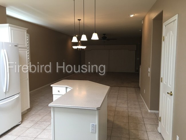 Building Photo - Charming home with golf course view