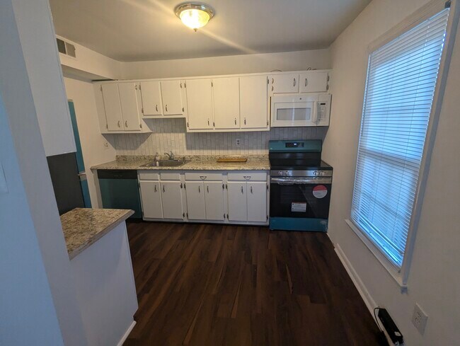 Building Photo - 2760 Knollside Ln