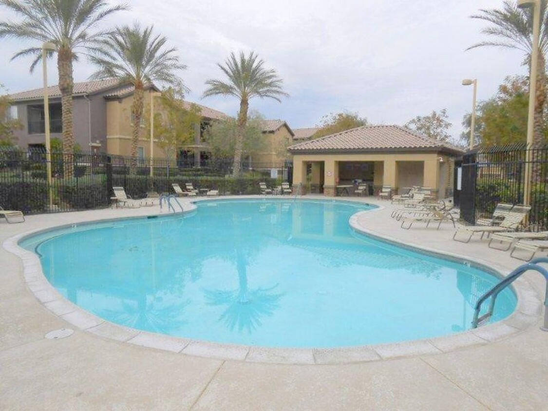 Foto principal - Great Large Condo w/Garage in NW gated Com...