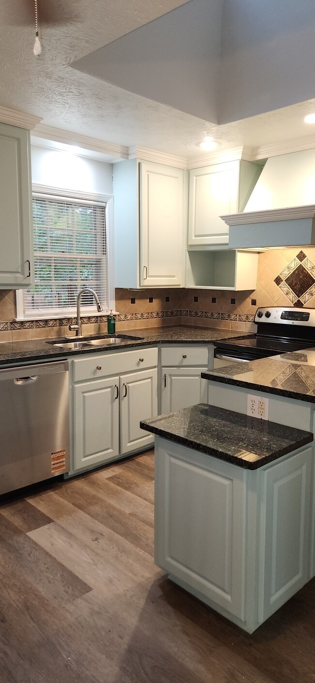 Kitchen - Stainless Appliances, Granite Countertops - 1447 Ridgeland Ct SW