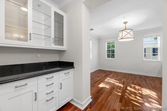 Building Photo - 310 Tuxedo Ln