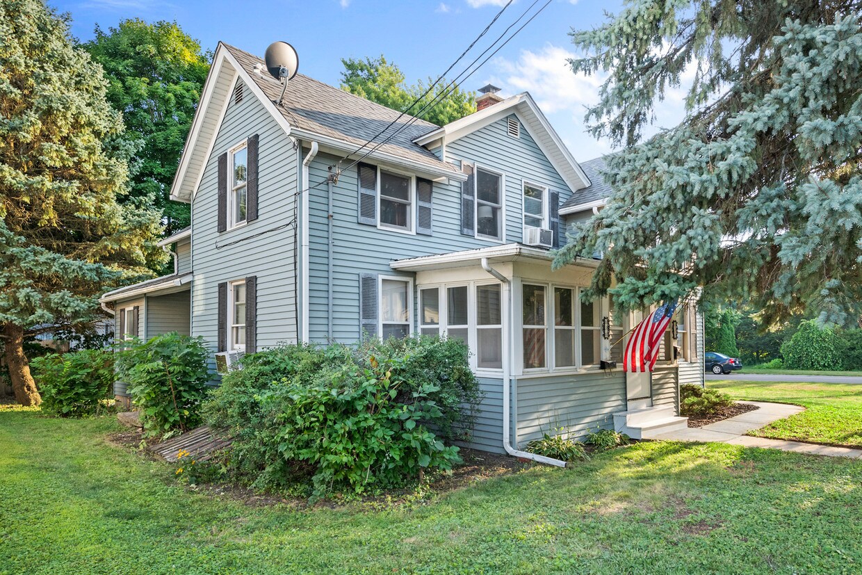 Primary Photo - 636 Main St