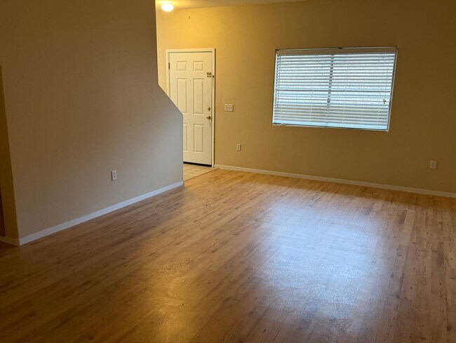 Foto del edificio - Great 4 bedroom townhome