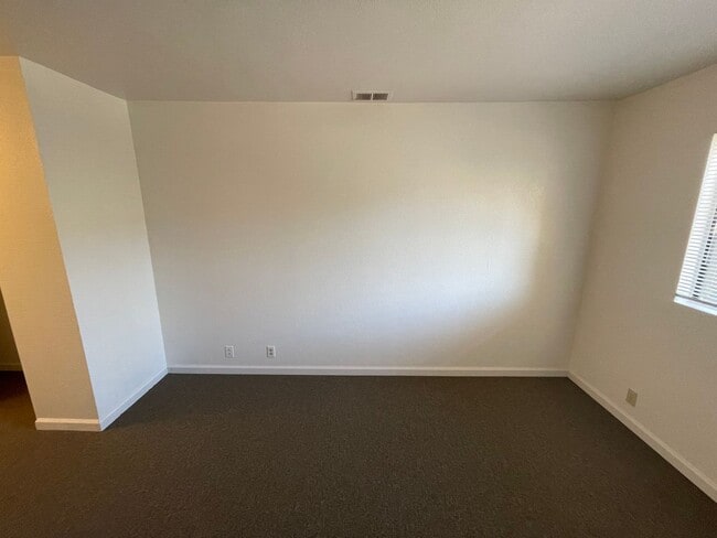Building Photo - La Tierra Garden Apartments (2 Bed 1 Bath)