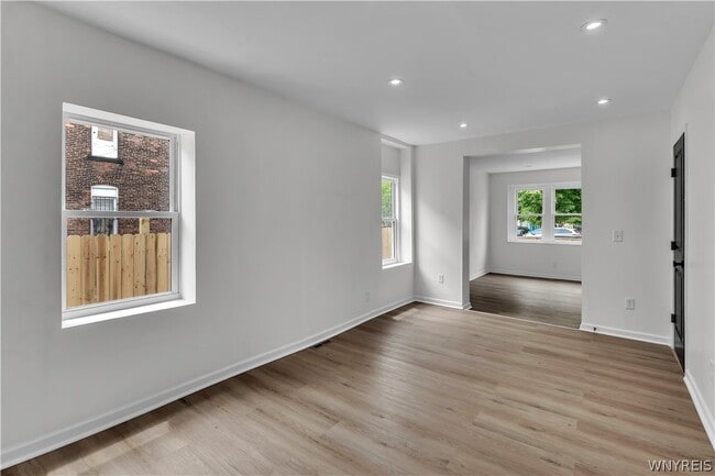 Building Photo - 545 Niagara St