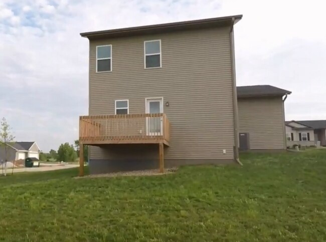 Foto del edificio - Spacious 4 bed/3 bath on East Side