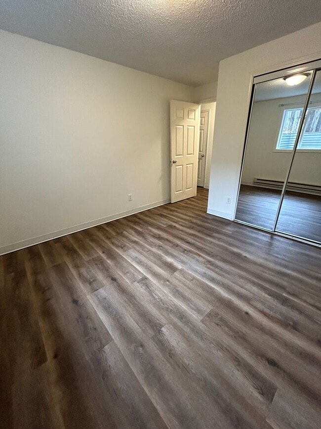 Building Photo - 2 Bedroom, 1 Bathroom apartment Available Immediately