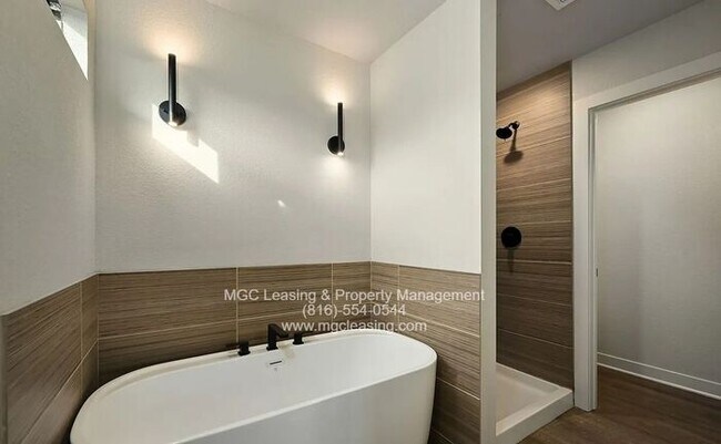 Building Photo - Oak Ridge Falls – Modern 3-Bedroom Townhome with 2-Car Garage, ask about our September Special!