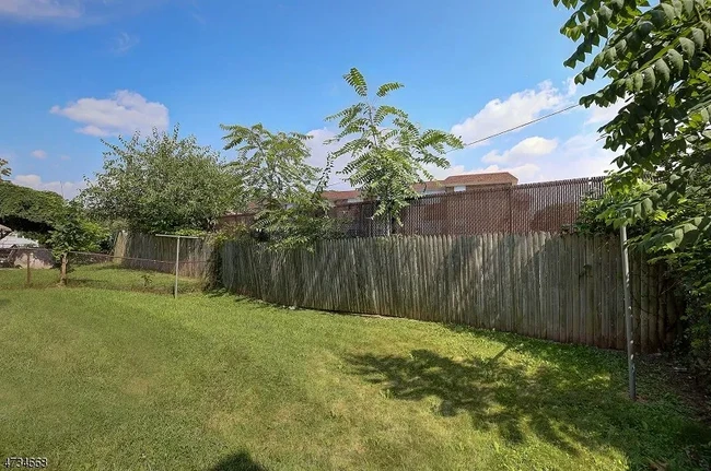 Building Photo - 10 Housman Ct