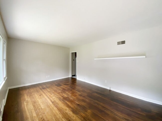 Building Photo - SEE IT NOW: Cozy 2-Bed Home with New Upgra...