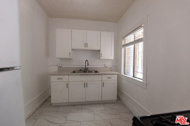 Building Photo - 661 Shatto Pl