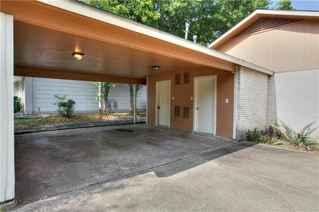 Building Photo - 5808 Emerald Forest Dr